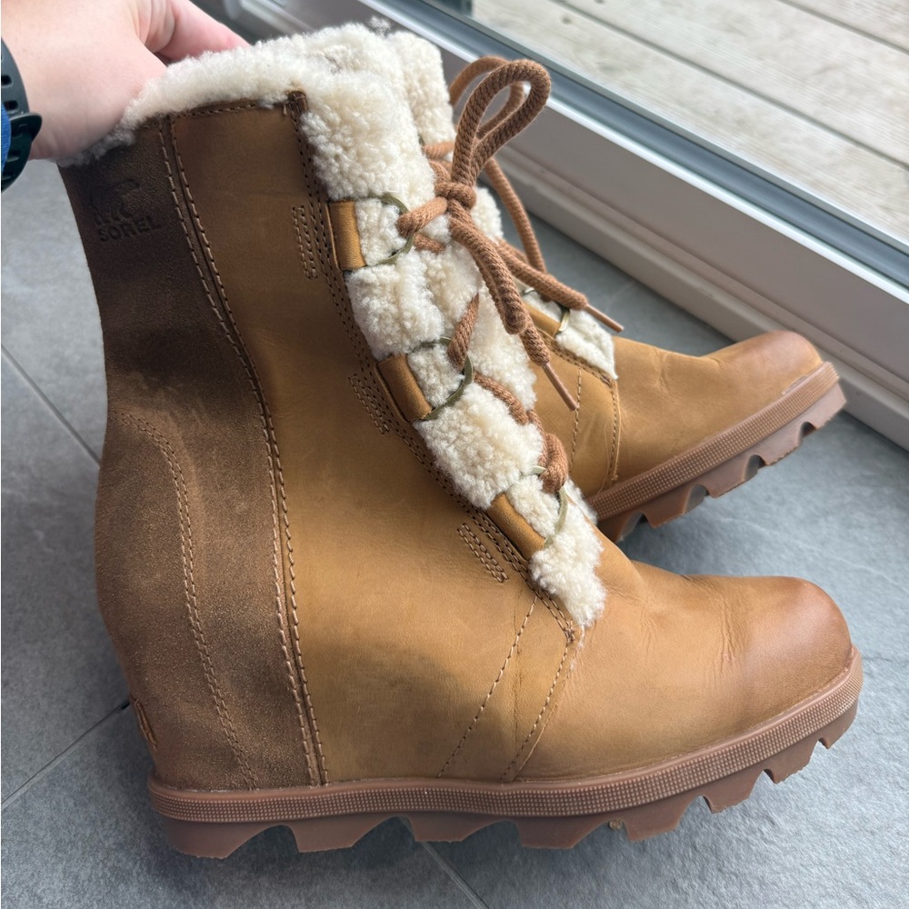 Sorel Joan of Arctic Wedge boots with Shearling size 8 in chestnut